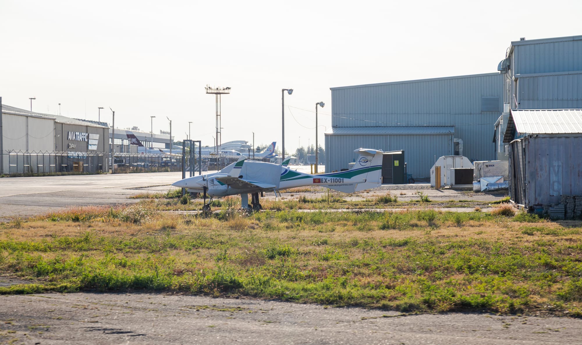 Hallen und Vorfeld eines kleinen Flugplatzes