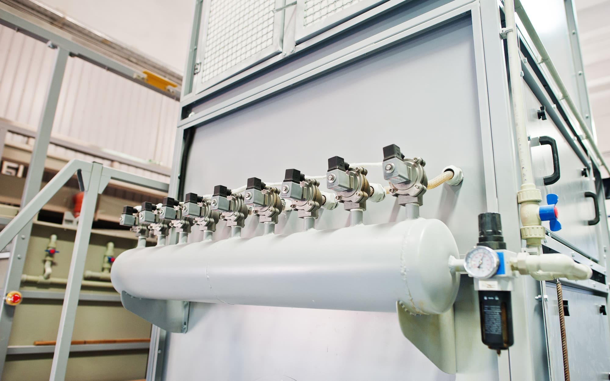 Druckluftverteiler mit Magnetventilen, davor ein Filterregler mit Manometer